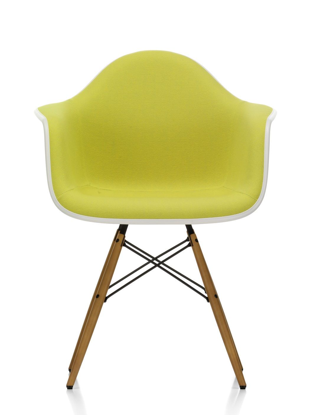 Vitra Eames DAW Stuhl, vollgepolstert in Gelb, mit Holzbeinen und weißer Sitzschale.