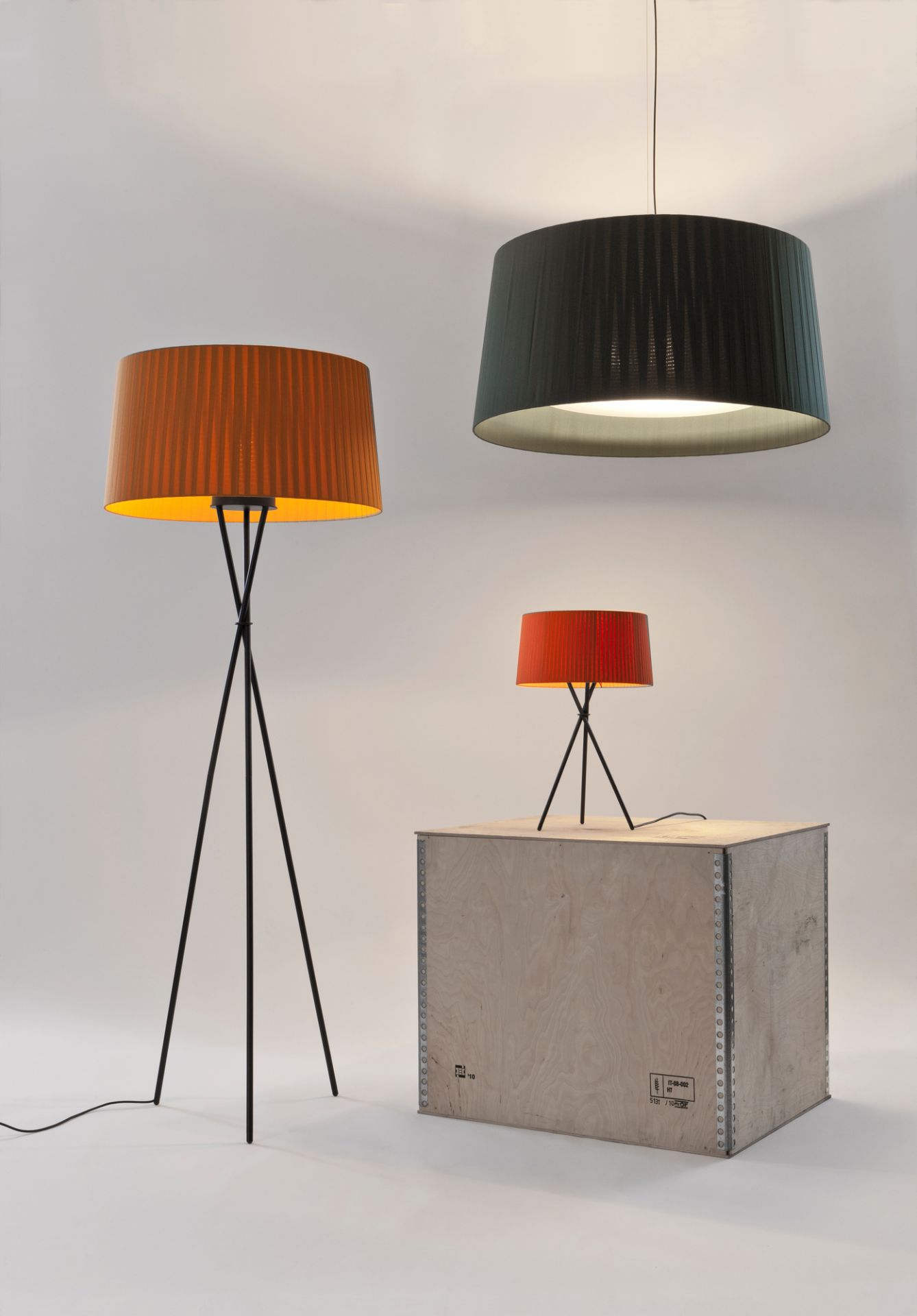 Tripode G6 Tischleuchte von Santa & Cole, Stehleuchte und Hängelampe mit plissierten Lampenschirmen in Orange und Grün.