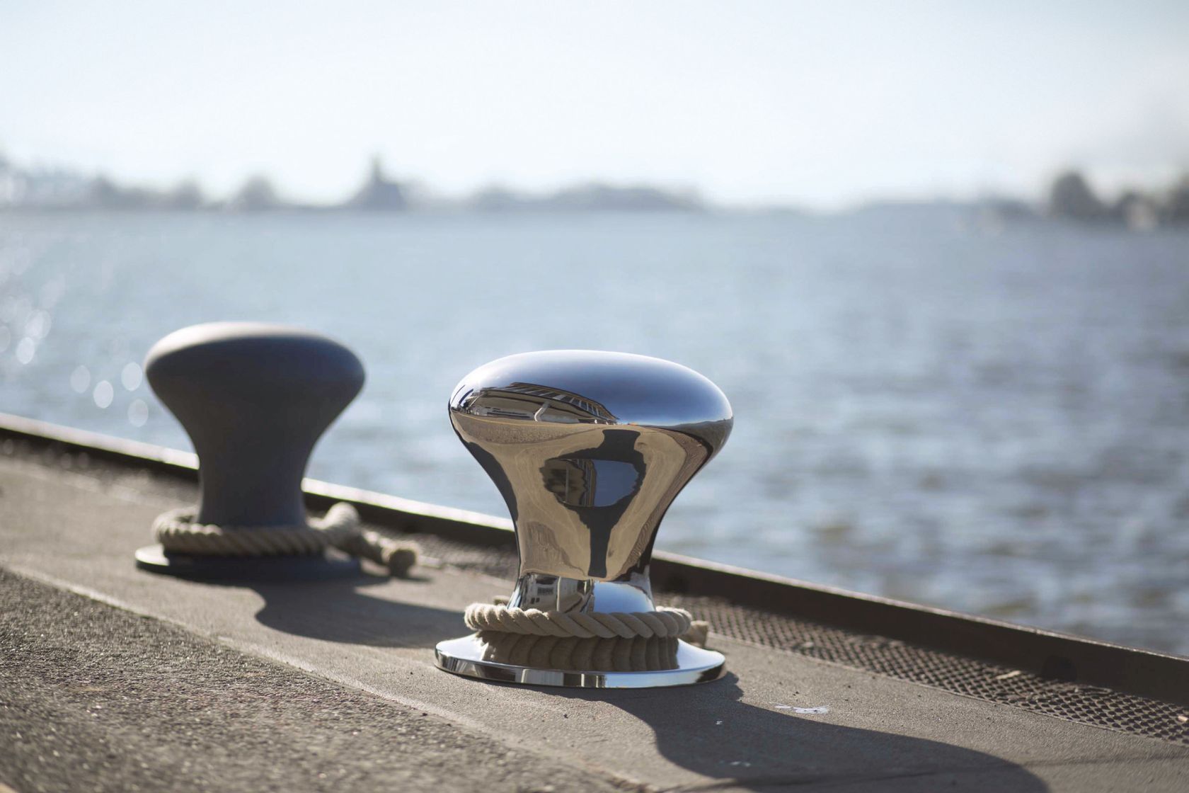 Nahaufnahme: Polierter Hamburger Hocker von Philippi, maritimes Design mit Seil, im Freien.