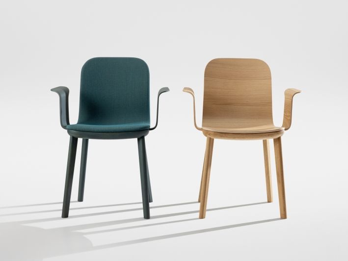 Aeon Comfort Armlehnstühle von Zeitraum, einer mit blauem Stoffbezug, einer aus hellem Holz.