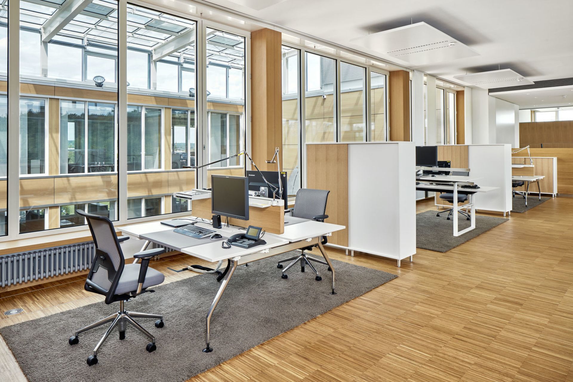 Büro mit Vitra ID Mesh Bürodrehstuhl mit Lumbalstütze und ergonomischen Büromöbeln für modernes Arbeiten.