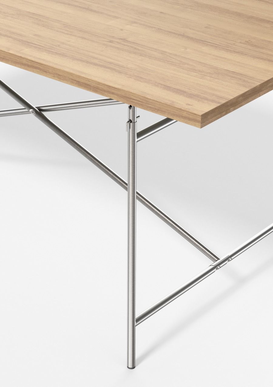 Detailaufnahme Eiermann Tisch mit heller Holzplatte und verchromtem Stahlgestell, Designklassiker für Büro und Wohnen.
