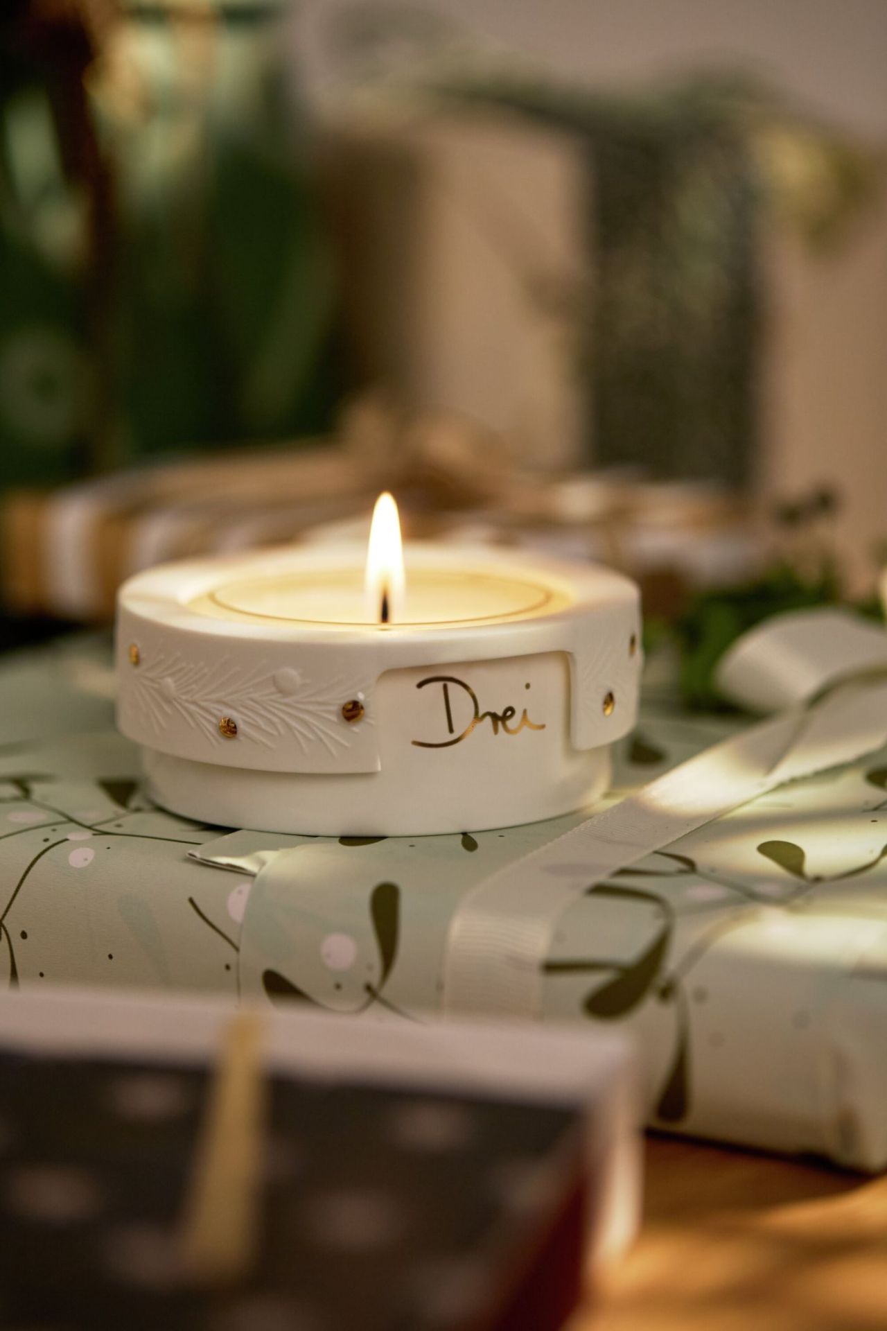 Kleine adventskaars, dennentakjes, wielen
