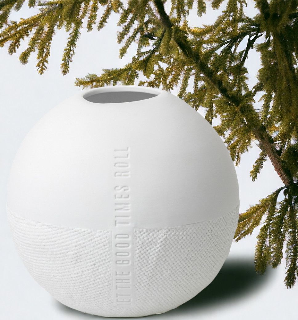 Formsprache Vase Let the Good Times Roll von Räder, weiße Keramikvase mit Reliefstruktur und Schriftzug.