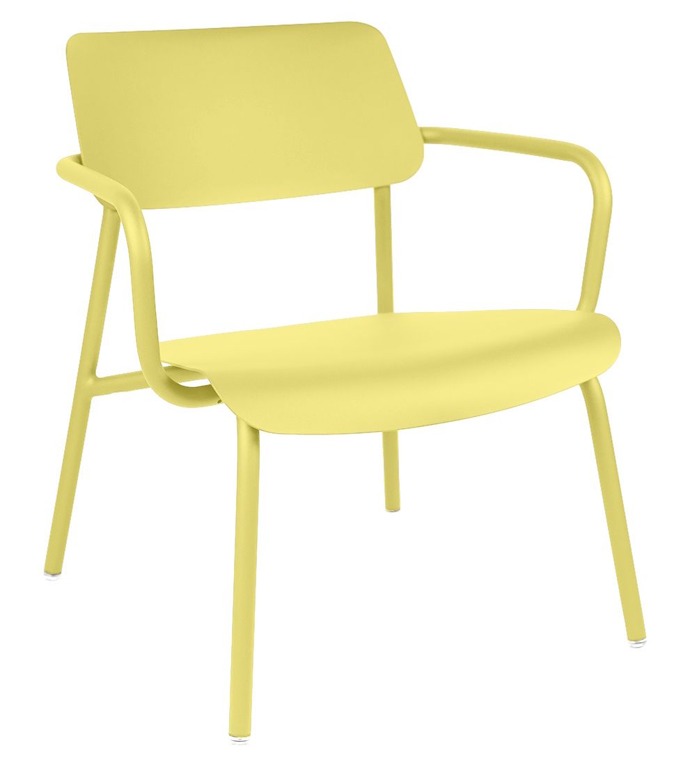 Gelber Studie Lounge Sessel von Fermob für den Außenbereich, moderner Metallstuhl mit Armlehnen.