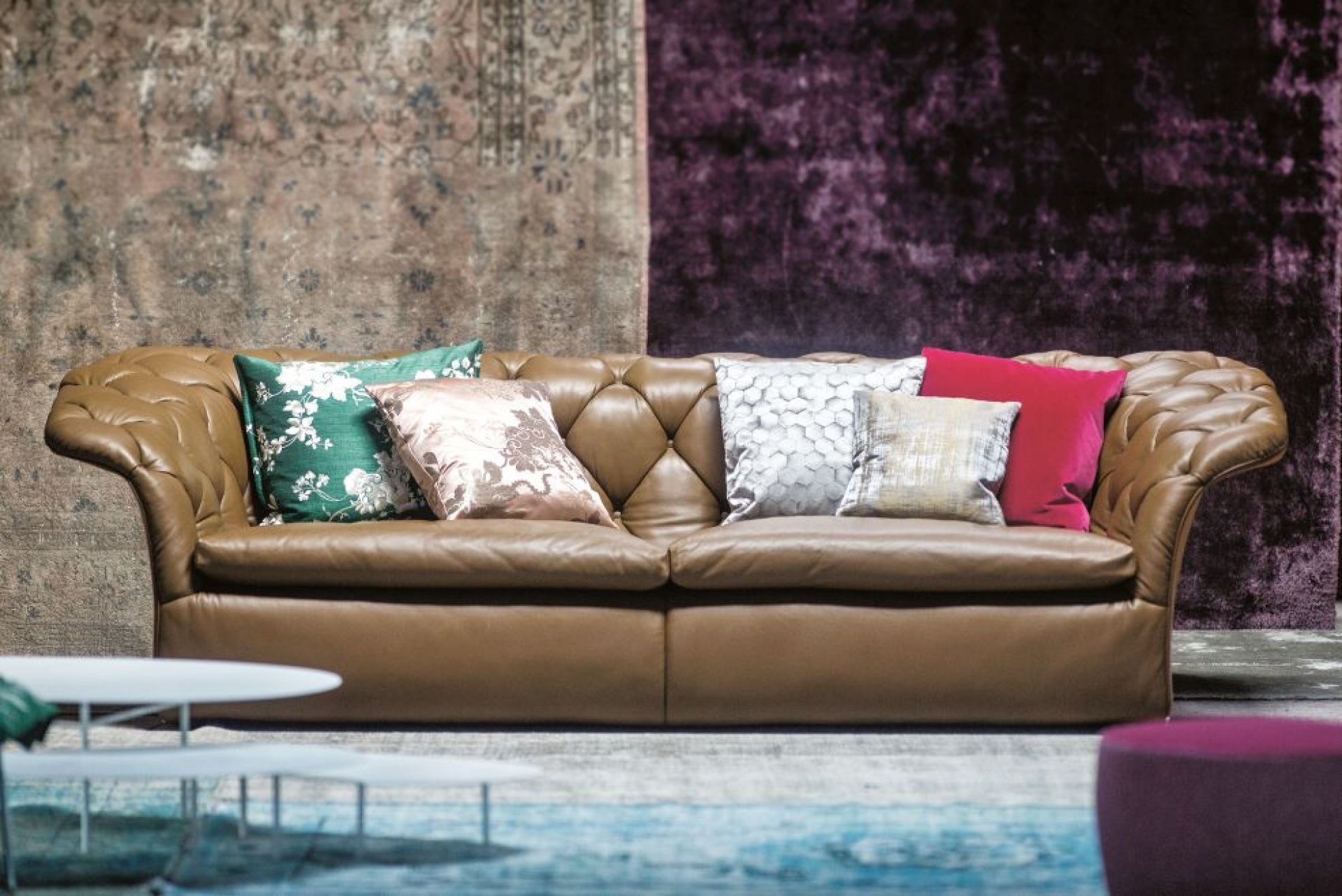 Braunes Ledersofa "Cloud" von Moroso mit Zierkissen, modernes Wohnzimmer Interieur.