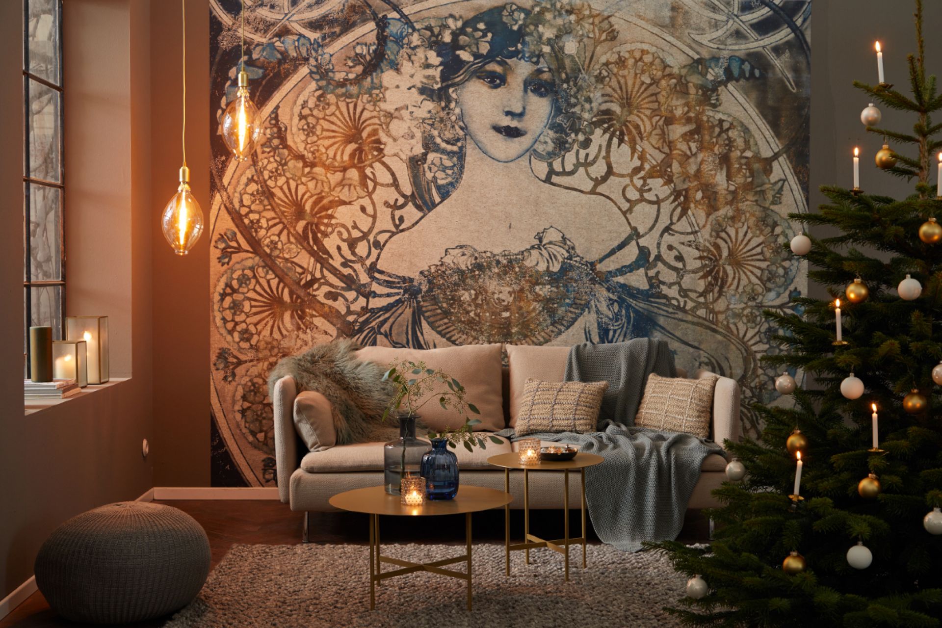 BETA Couchtisch und Beistelltisch von Müller Möbelfabrikation in Szene gesetzt, gemütliches Wohnzimmer mit Weihnachtsbaum.