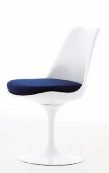 Weißer Tulip Chair von Knoll International mit blauem Sitzkissen, drehbarer Designklassiker für modernes Wohnen.