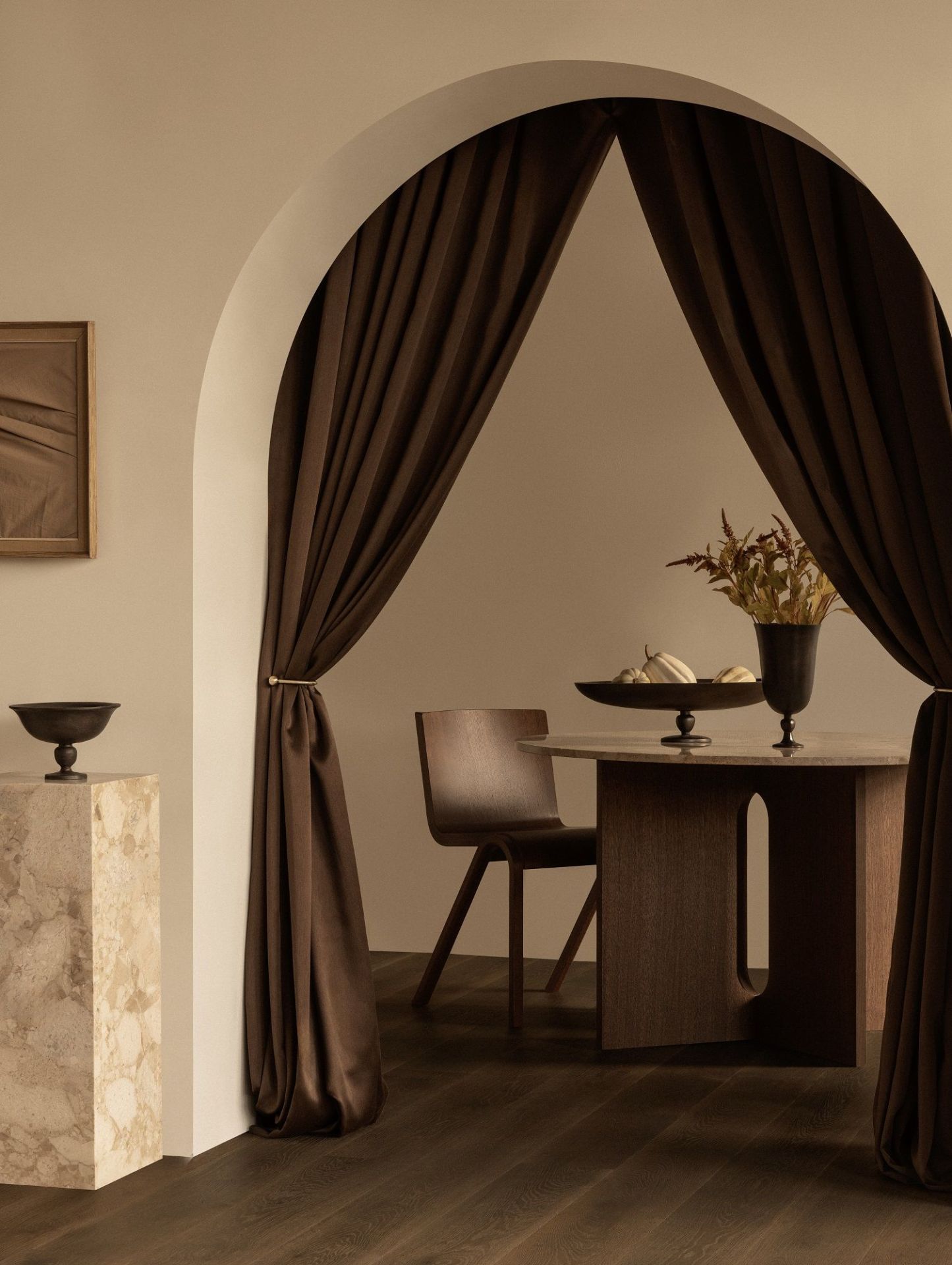 Audo Copenhagen Ready Dining Chair Holzstuhl in Szene gesetzt mit Tisch und Dekoration.
