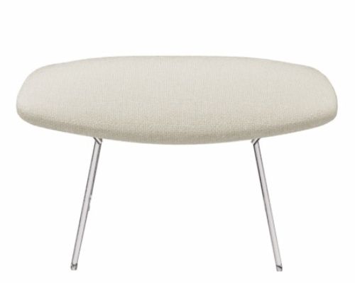 Bertoia Hocker mit beigem Stoffbezug und filigranem Chromgestell. Design Hocker für Wohnraum.