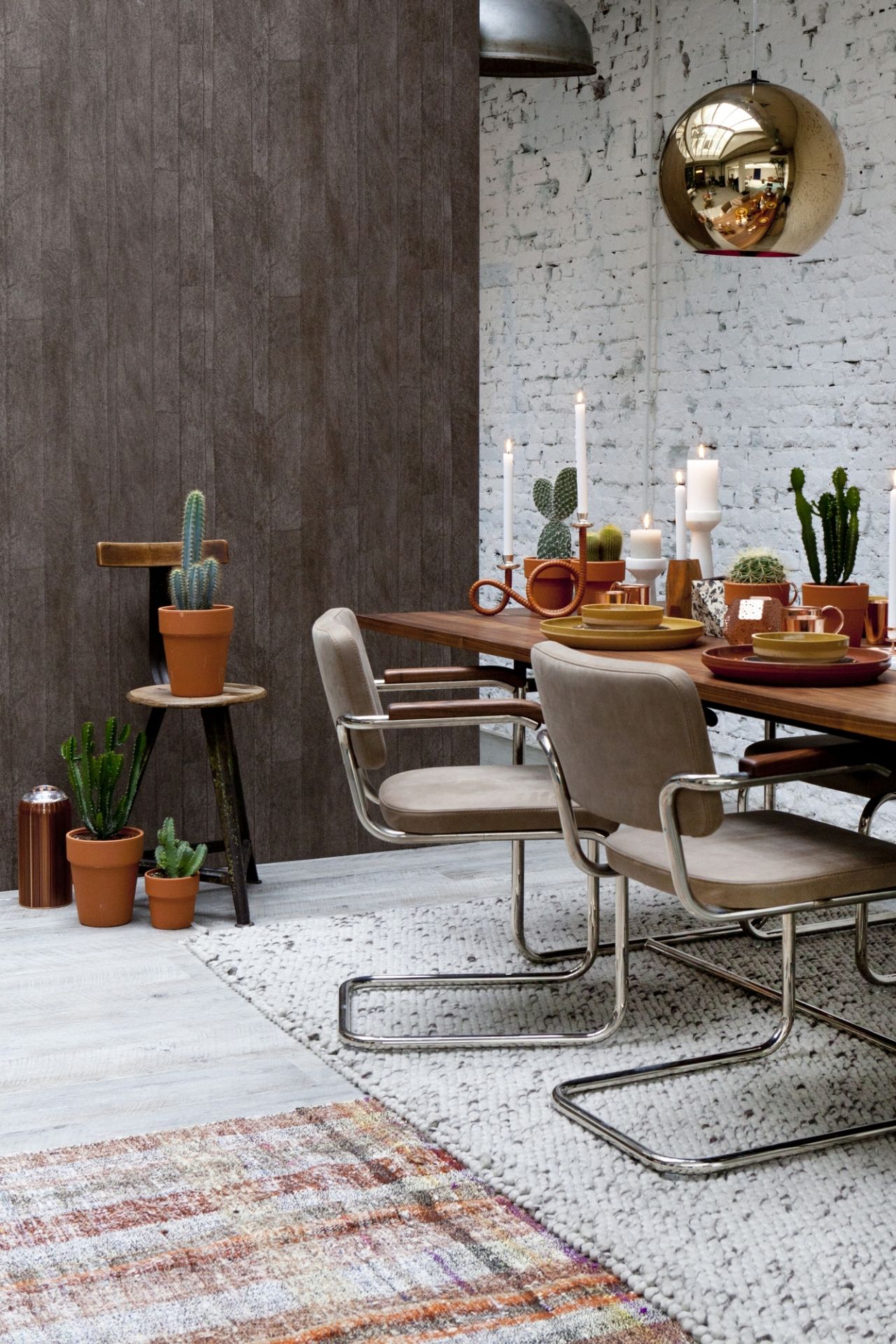 S 1072 Thonet Esstisch ausziehbar mit Stühlen in modernem Esszimmer mit Dekoration und Teppich.