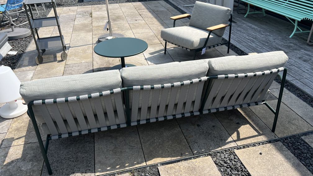 Muuto Settle Lounge Outdoor-Kombination: Graues Sofa, Sessel und Tisch für den Garten oder die Terrasse.