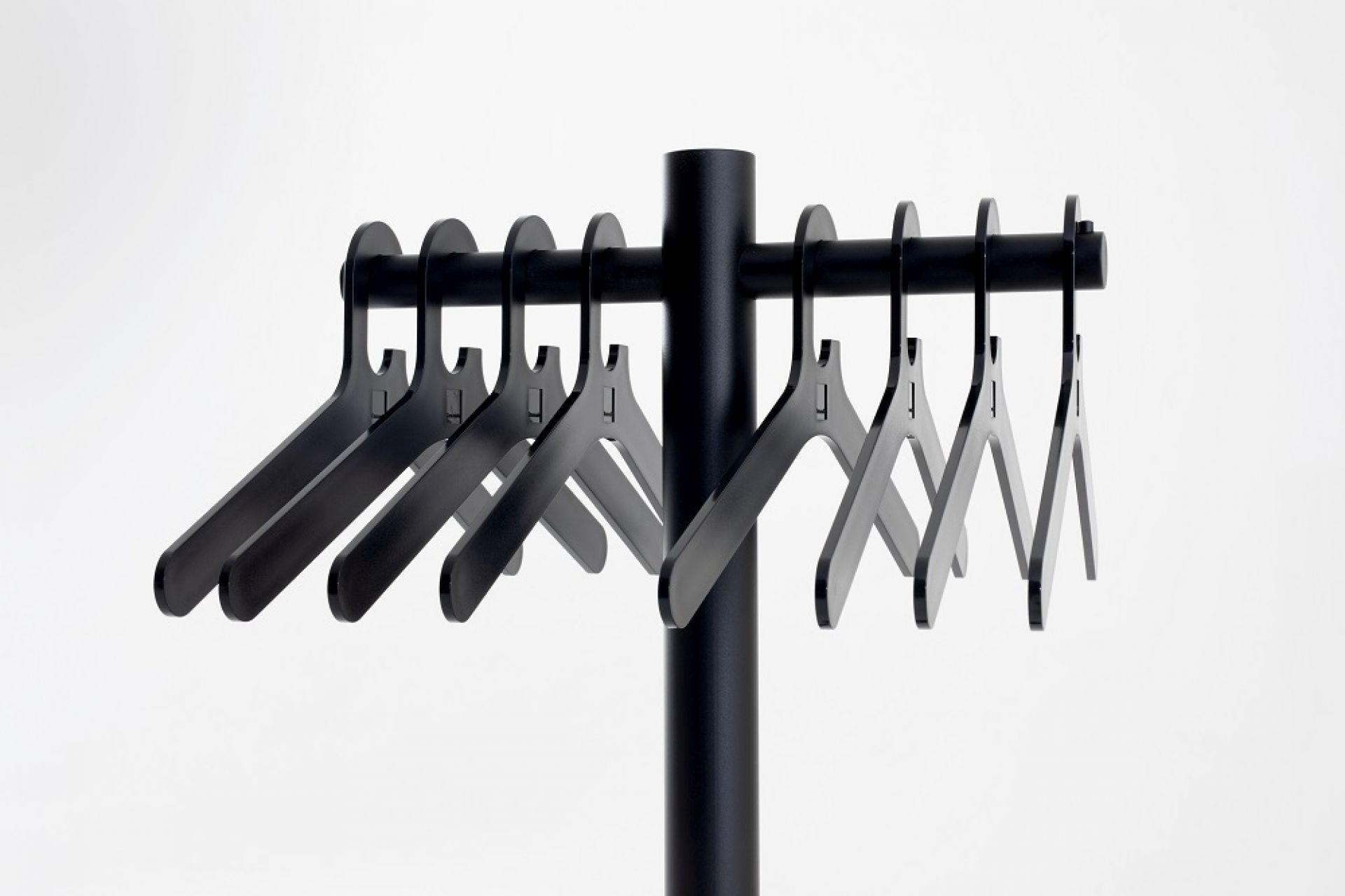 Cascando Pole Garderobenständer: Schwarzer, moderner Garderobenständer mit minimalistischen Kleiderbügeln für Büro und Zuhause.