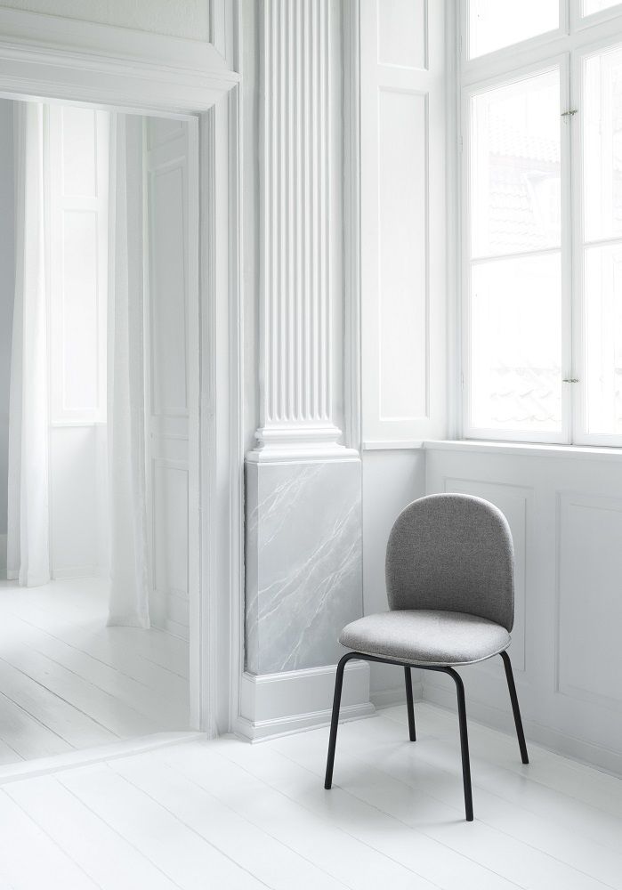 Ace Chair Stuhl von Normann Copenhagen, gepolstert mit grauem Stoff und schwarzen Beinen in weißem Raum.