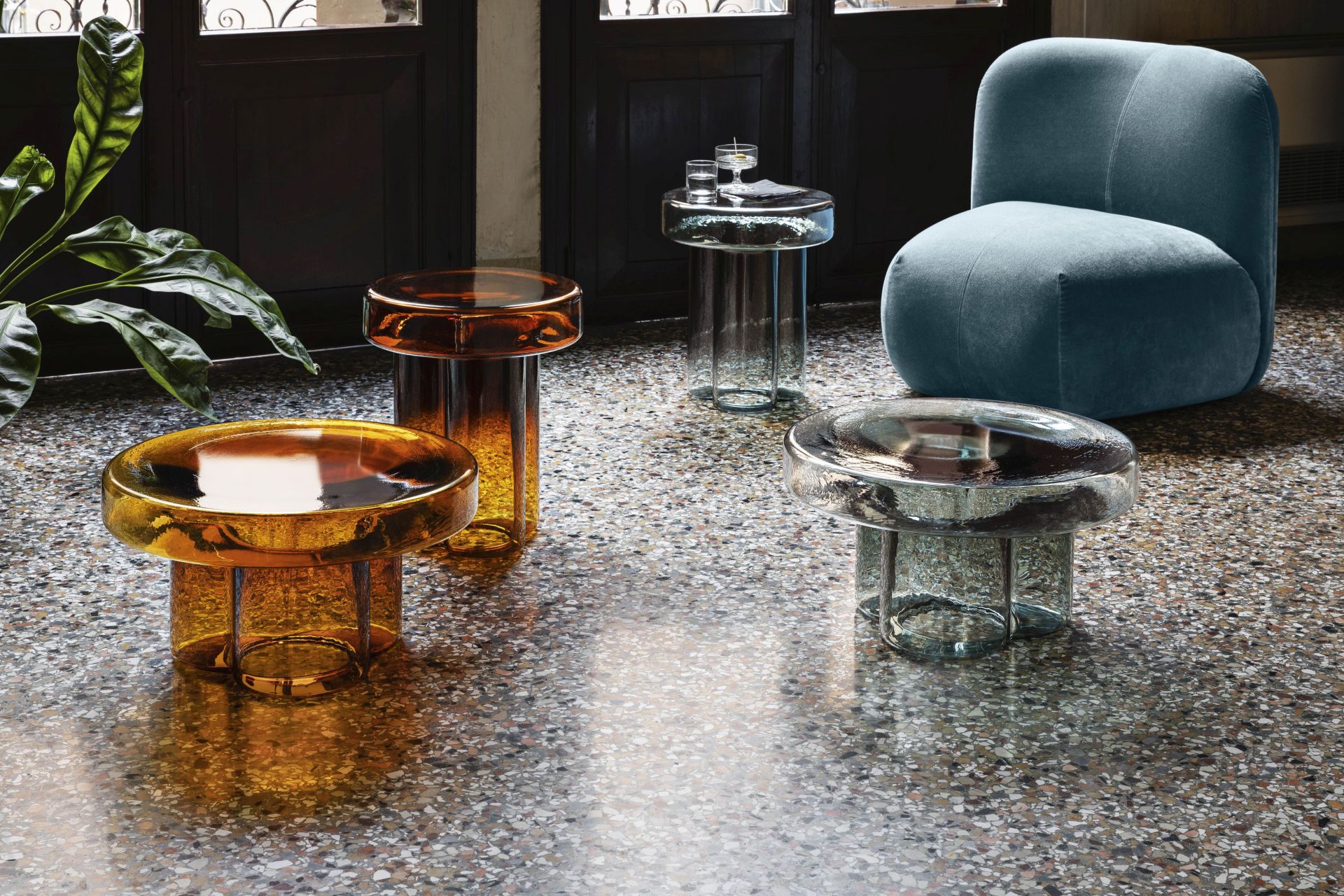 Soda Beistelltisch von Miniforms in Petrol und Amber Glas. Design Beistelltische für Wohnzimmer und Lounge.