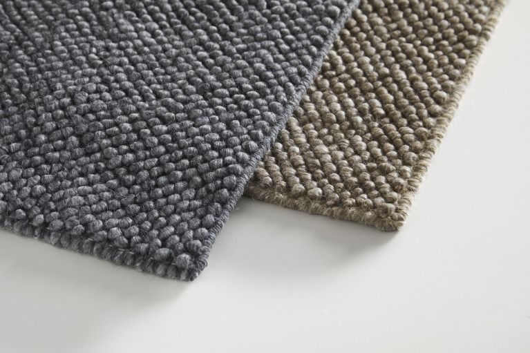 Detailaufnahme des Tact Rug Teppichs in Braun und Grau, moderner Teppich mit Noppenstruktur.