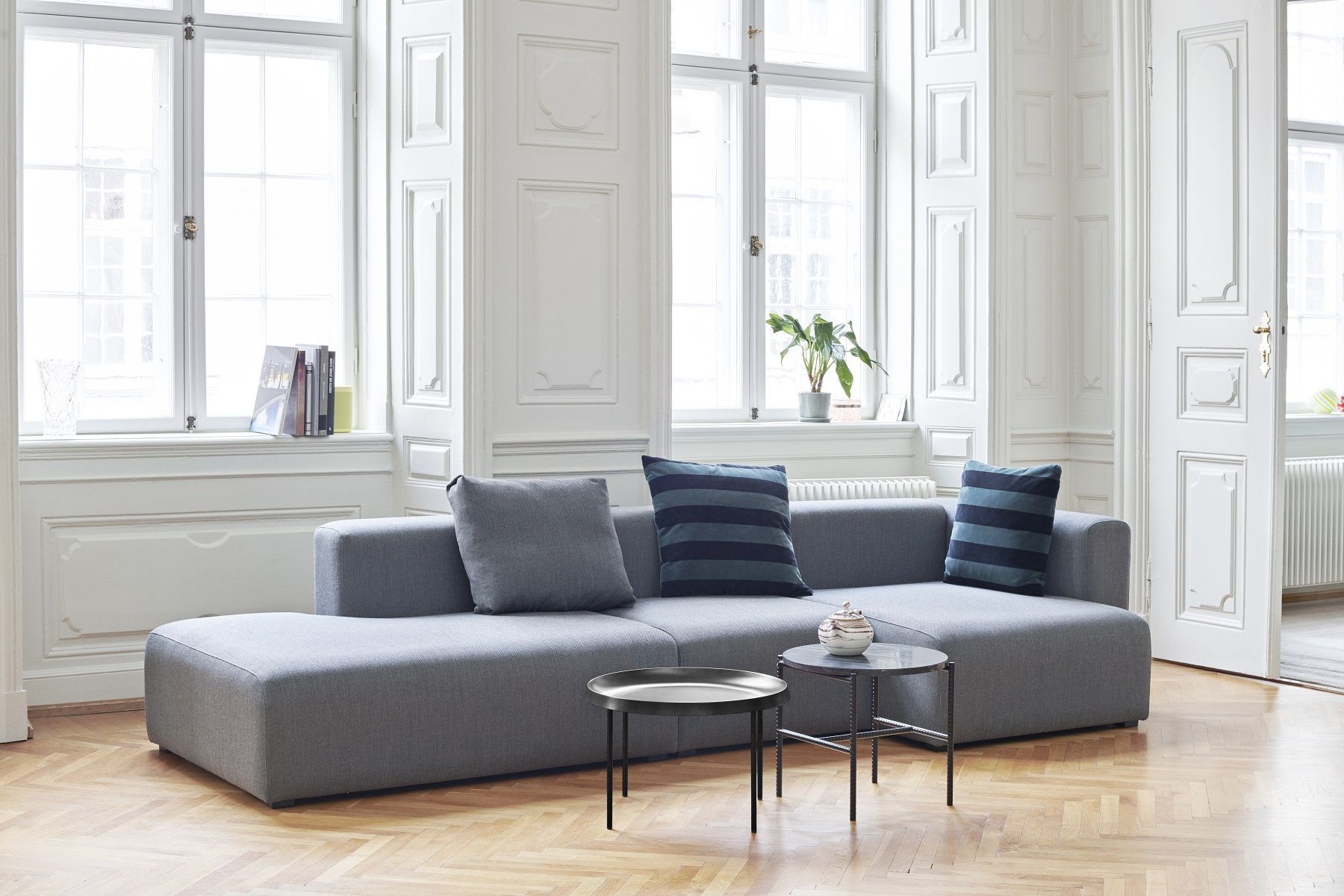 Hay Rebar Beistelltische: Zwei moderne, runde Couchtische aus Stahl in einem hellen Wohnzimmer mit Sofa.