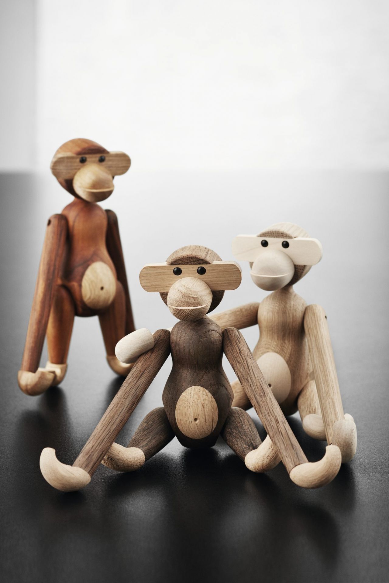 Drei Kay Bojesen Holzfiguren Affen, verschiedene Ausführungen, Eiche geräuchert und natur, dänisches Design.