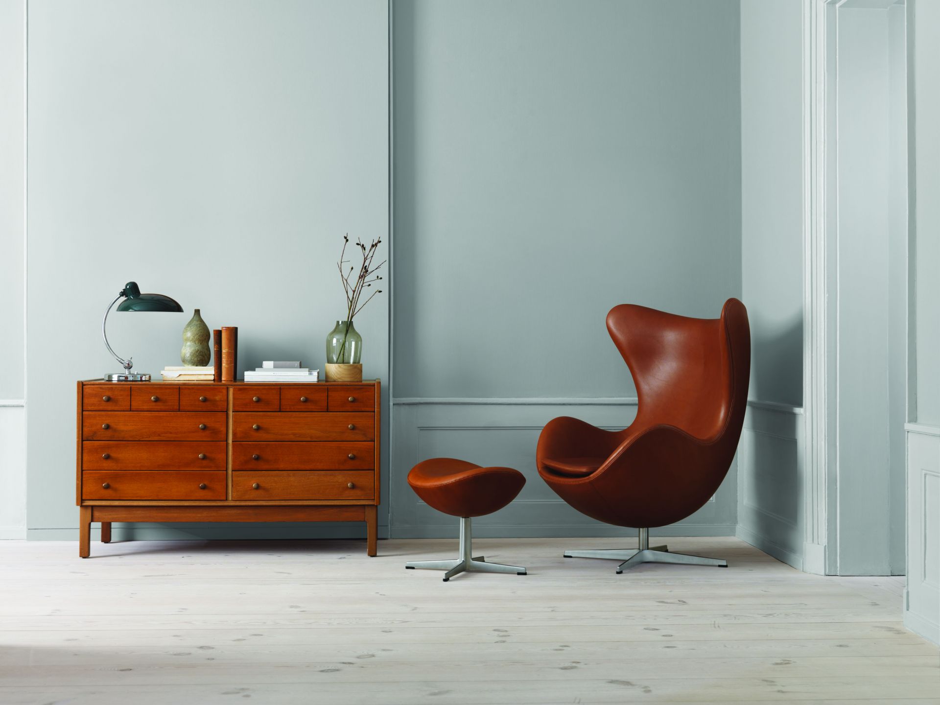 "Das Ei" Sessel mit Hocker von Fritz Hansen, braunes Leder, modernes dänisches Design.