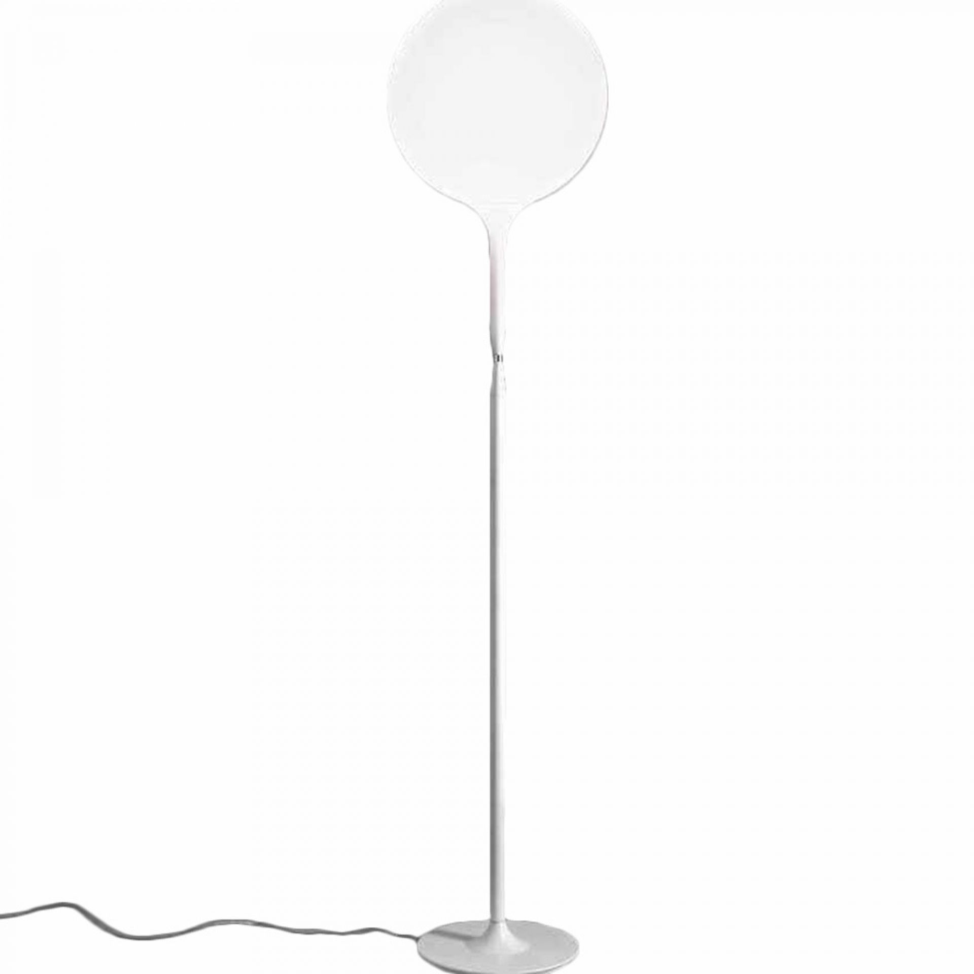 Weiße Castore Stehleuchte von Artemide mit rundem Lampenschirm und schlankem Fuß.