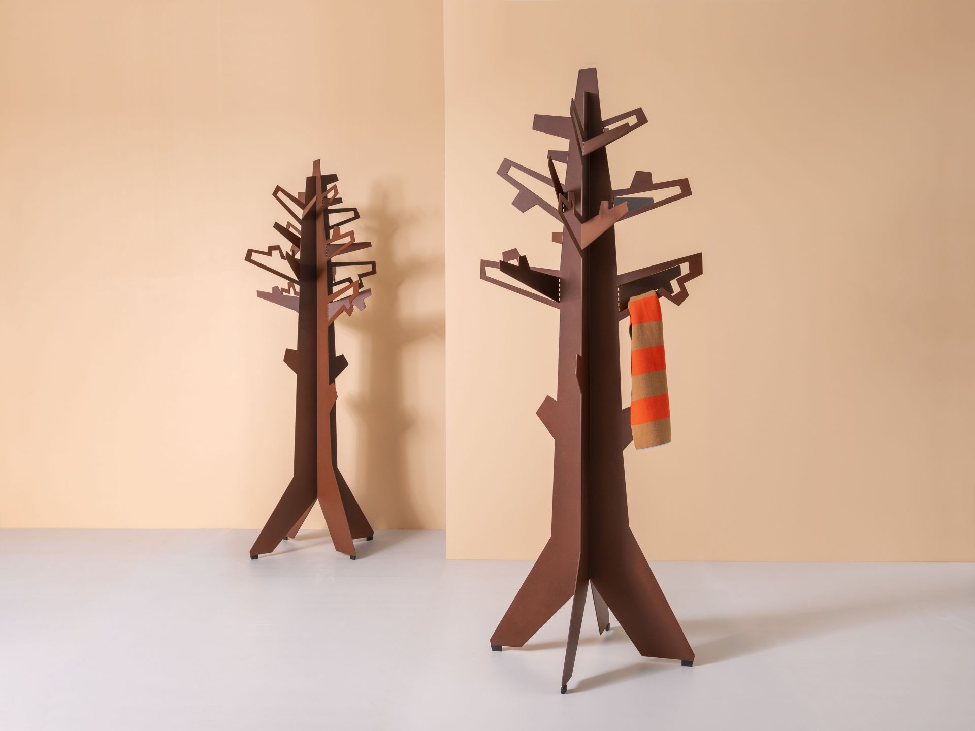 Zwei Forest for the Trees Kleiderständer in Rostbraun, Baumdesign, Garderobenständer für Flur und Büro.