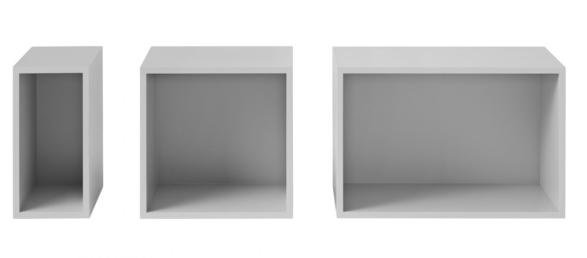 Muuto Stacked Storage System 2.0: Drei graue, modulare Regalelemente in verschiedenen Größen für flexible Aufbewahrung.