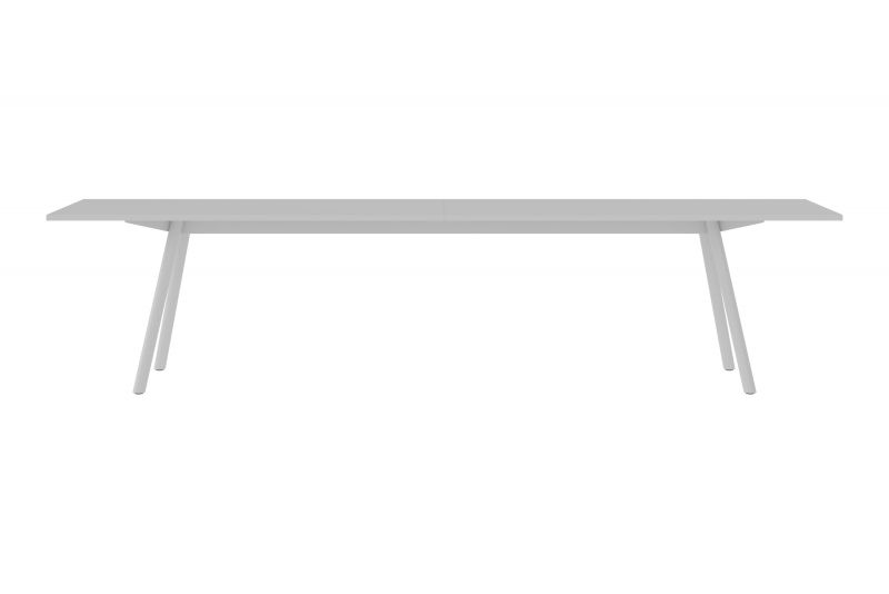 Heller, rechteckiger Tisch "Masa" von New Tendency mit minimalistischem Design und vier Beinen.