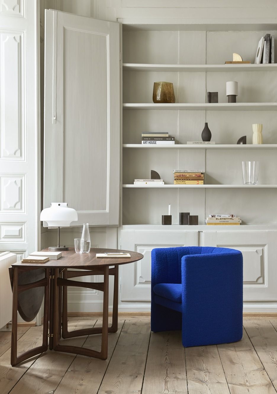 AndTradition Drop Leaf HM6 Esstisch aus Holz mit heruntergeklappter Tischplatte in modernem Interieur.