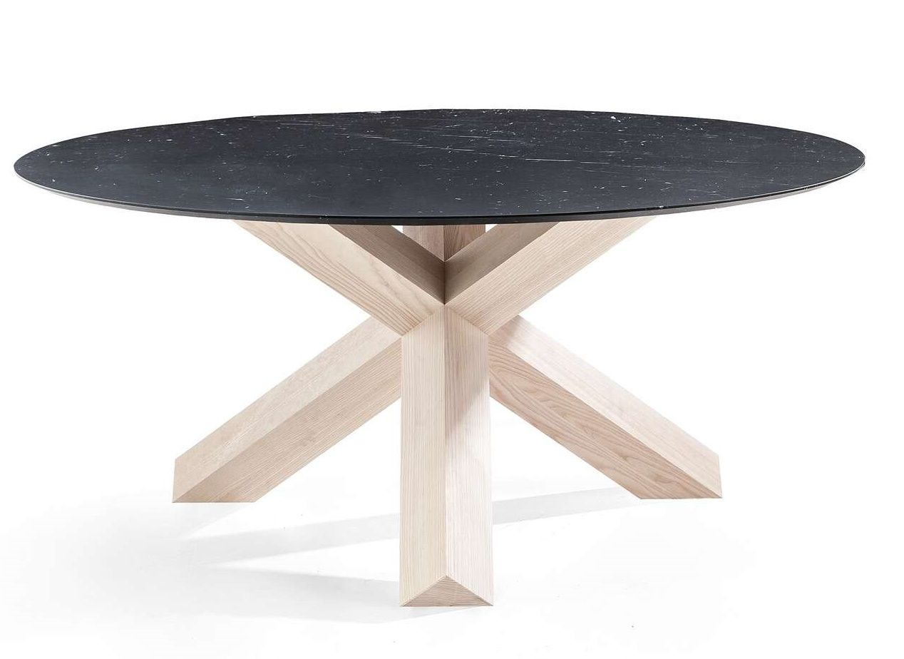 Cassina La Rotonda Esstisch mit runder, schwarzer Marmorplatte und hellem Holzfuß in X-Form.