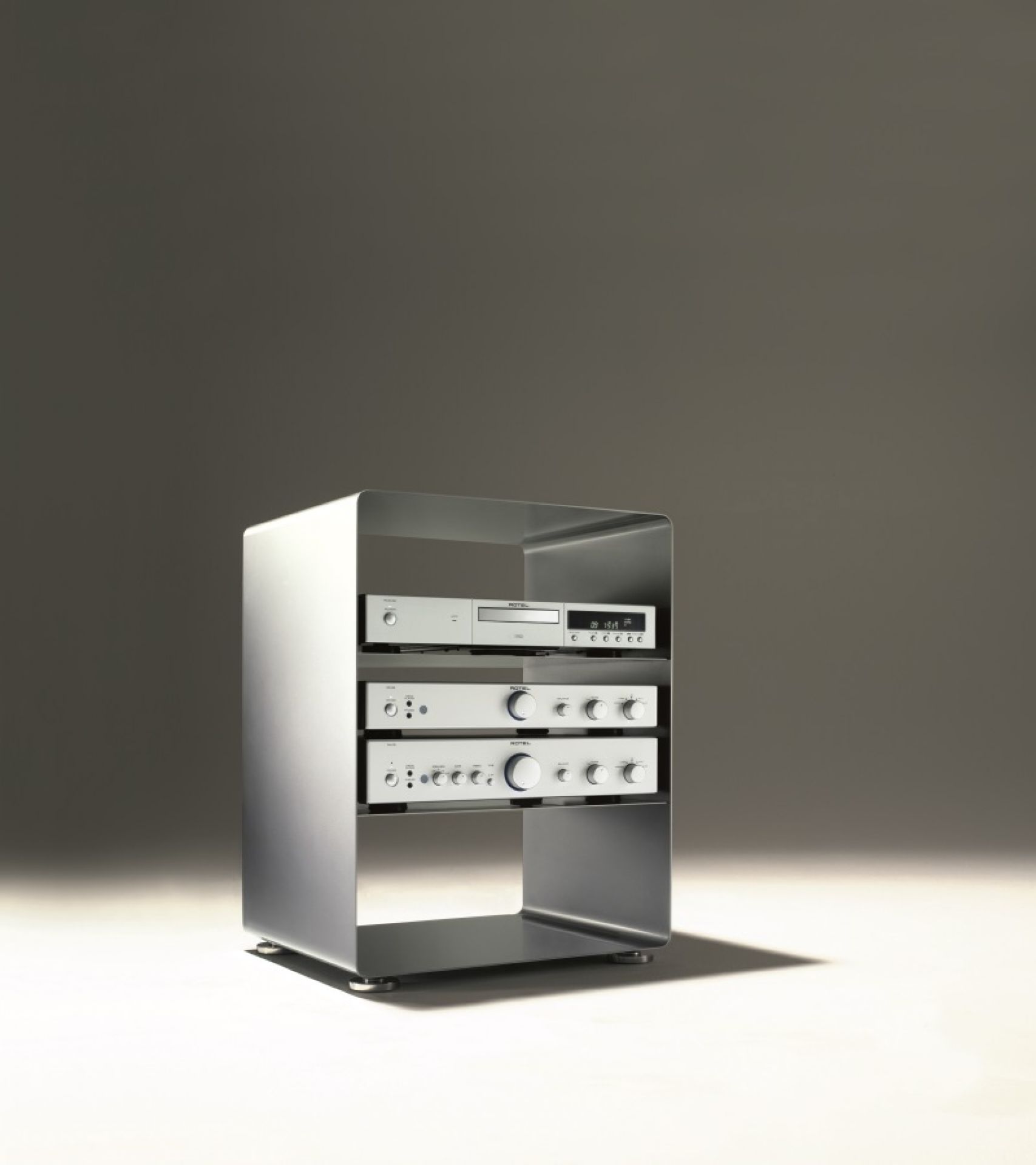 Müller Möbelfabrikation Hifi-Rack R 600N mit Audio-Geräten. Modernes, silbernes Design für hochwertige Musikanlagen.