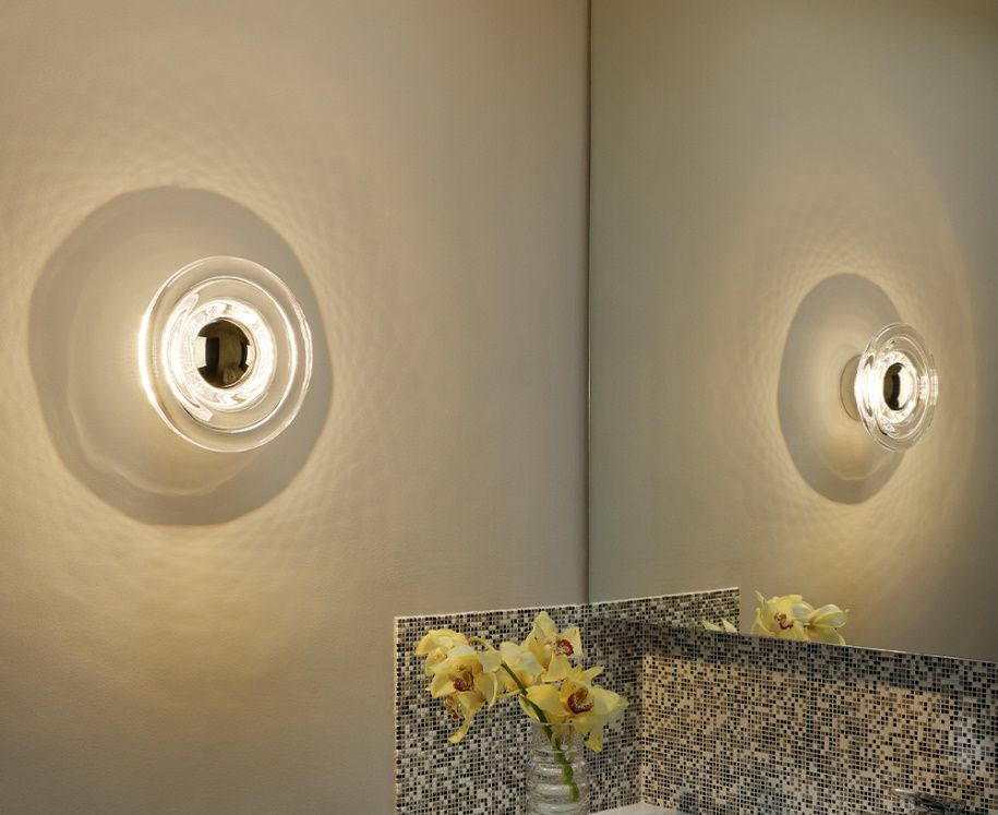 Tom Dixon Press Surface Mini LED Wandleuchte aus Glas im Badezimmer mit Spiegel.