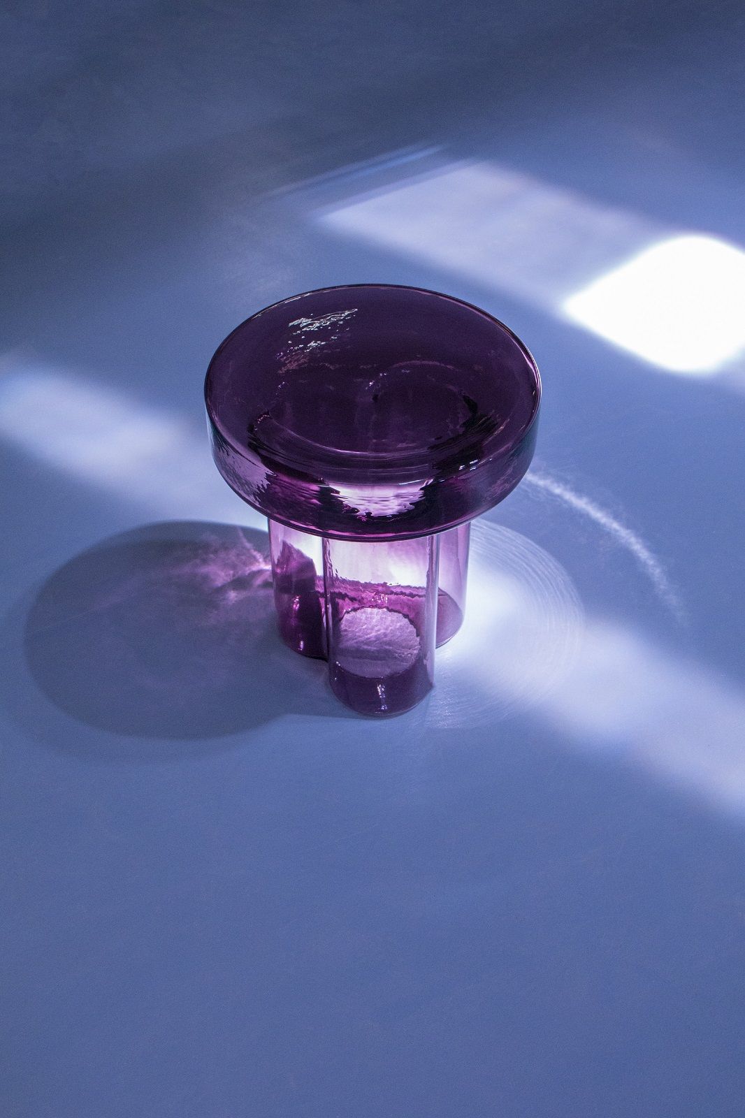 Amethystfarbener Soda Beistelltisch von Miniforms, modernes Design aus Glas, Einzelstück für Wohnzimmer.