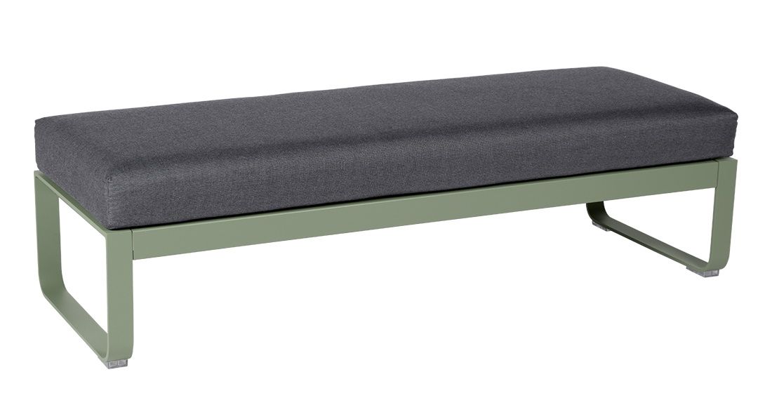 Bellevie Outdoor Hocker von Fermob, 2-Sitzer, mit anthrazitfarbenem Polster und grünem Gestell.