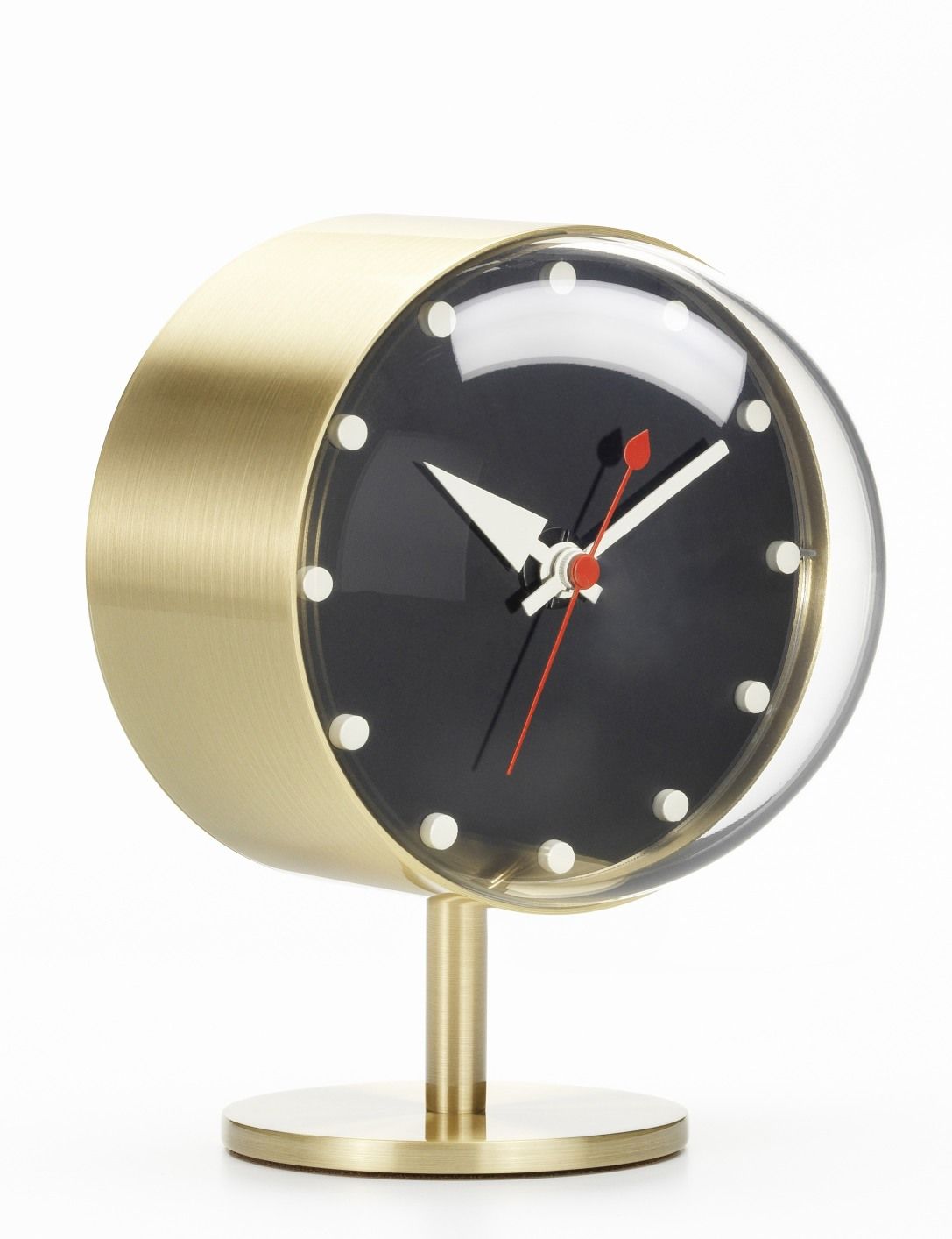 Night Clock Tischuhr von Vitra: Goldene Tischuhr mit schwarzem Zifferblatt und transparentem Gehäuse.