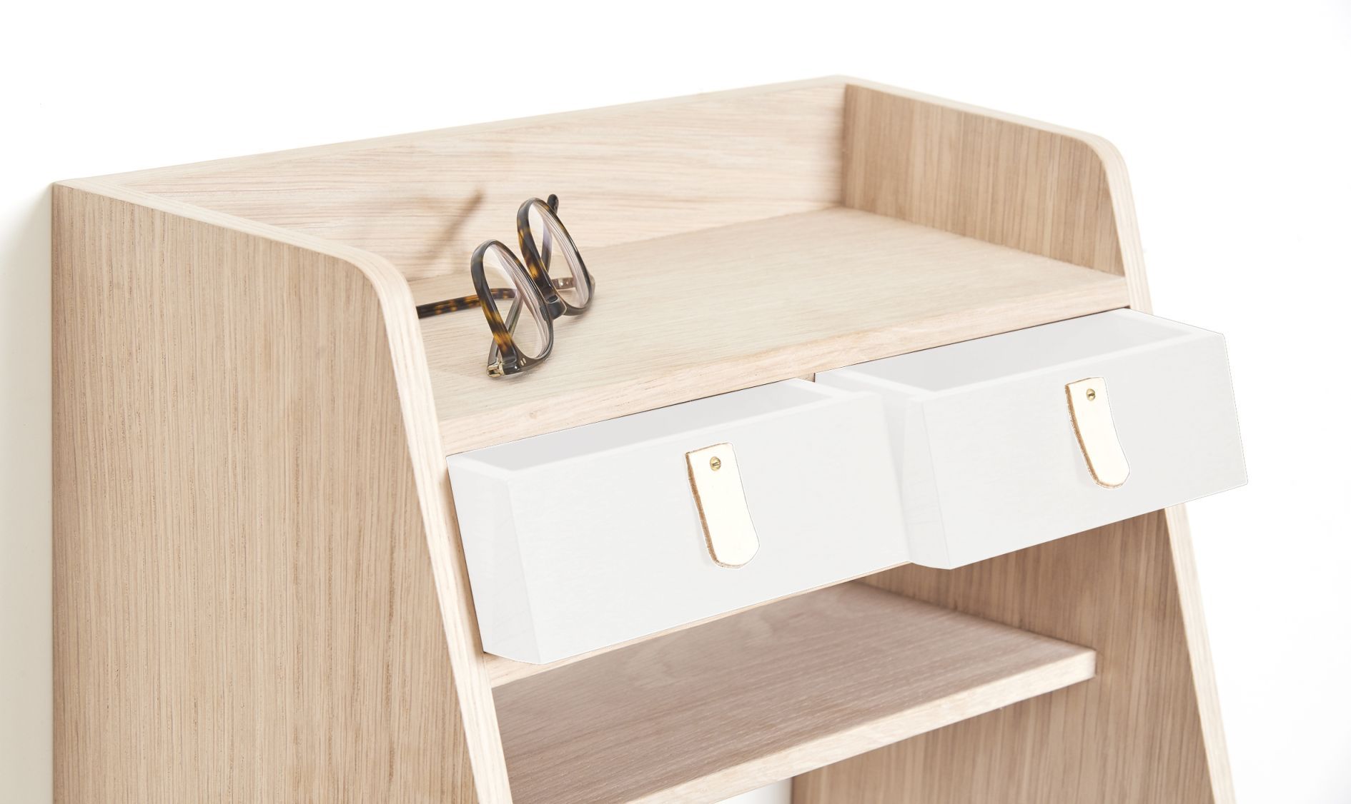 Suzon Wandschrank von Hartô, Eiche-weiß mit Schubladen und Ablageflächen, modernes Möbeldesign.