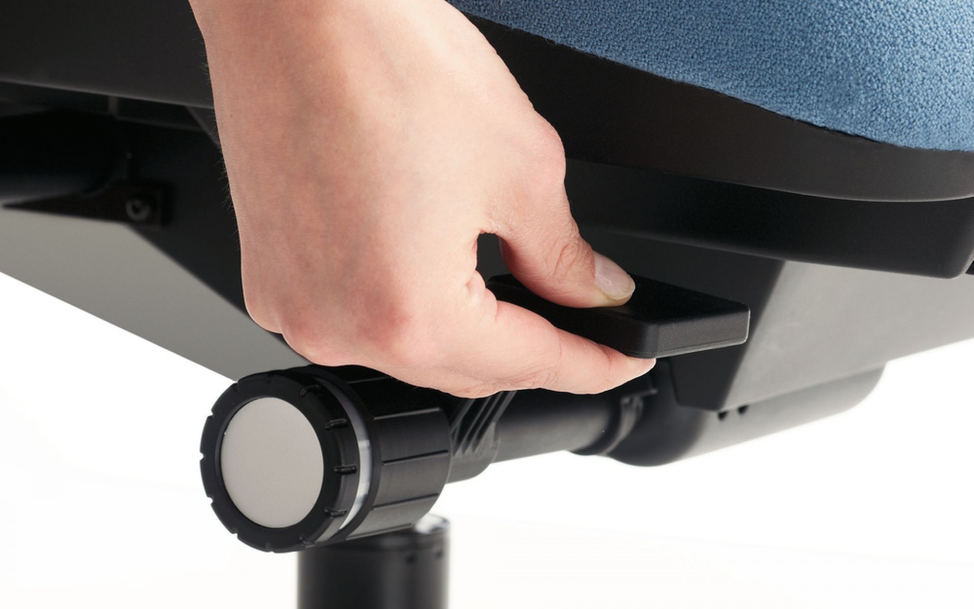 Hand betätigt Hebel zur Einstellung des Steelcase Please Drehstuhls, ergonomischer Bürostuhl mit Rollen.