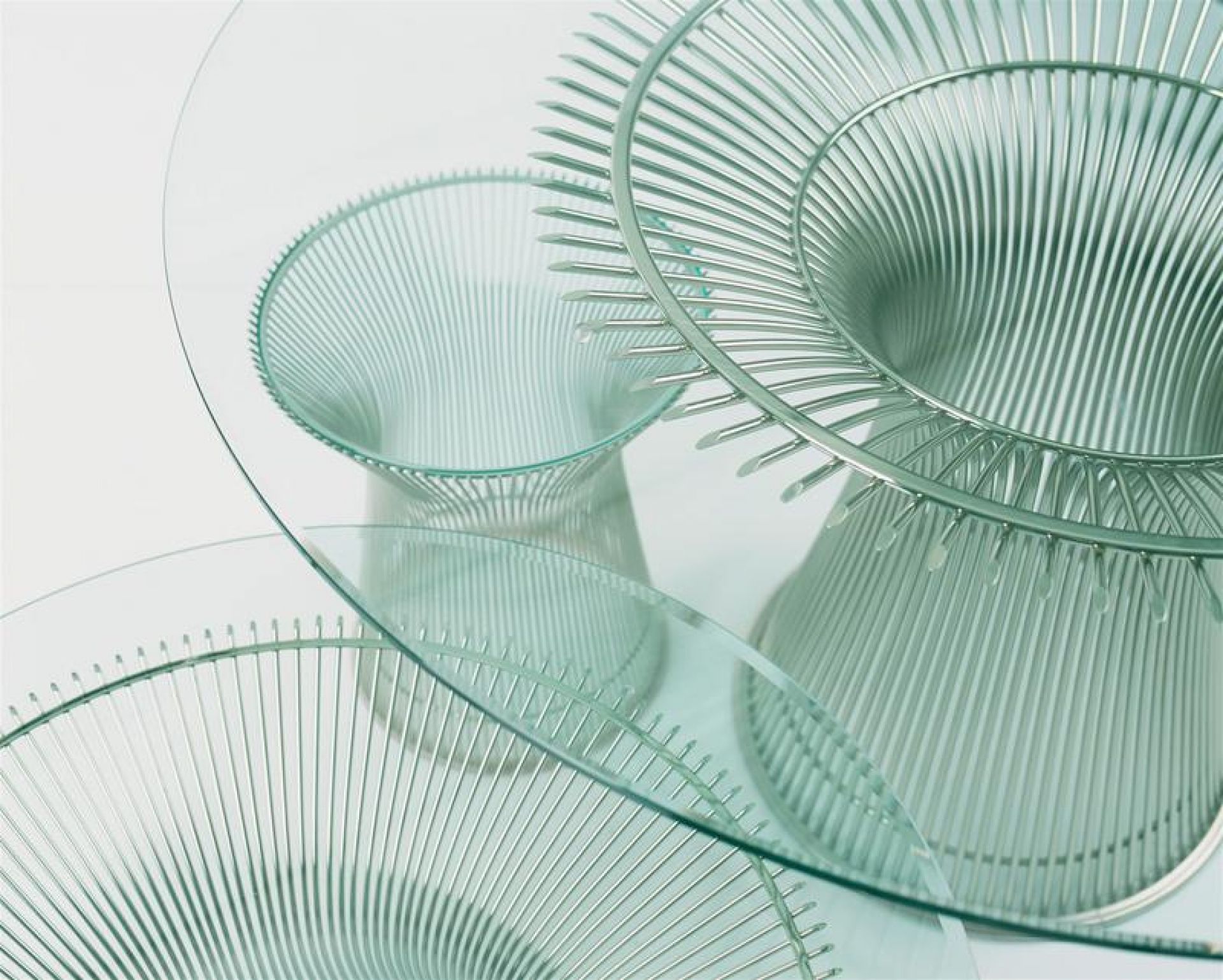 Detailaufnahme des Platner Esstisches von Knoll International mit Kristallglasplatte und poliertem Nickelgestell.