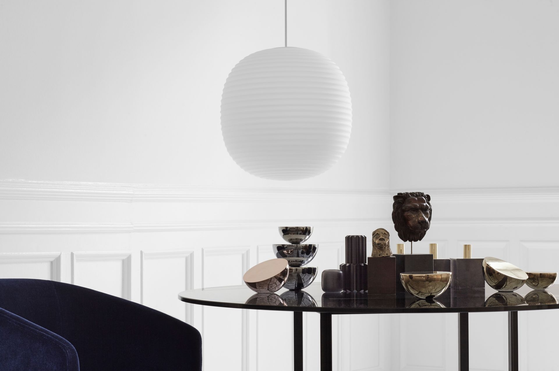 Weiße Lantern Pendelleuchte von New Works, Ø 40 cm, im modernen Interieur. Hängeleuchte für Wohnzimmer.
