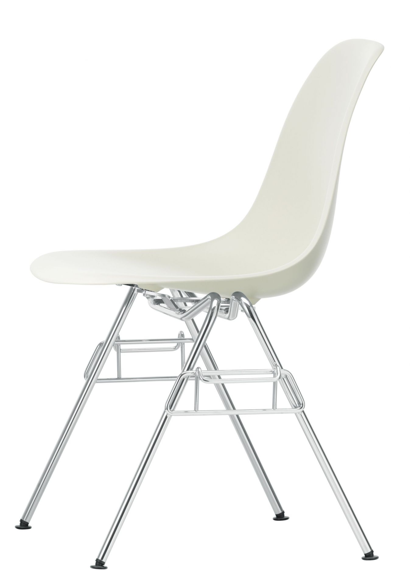 Eames Plastic Side Chair DSS Stuhl von Vitra in Weiß mit verchromtem Gestell, Seitenansicht.