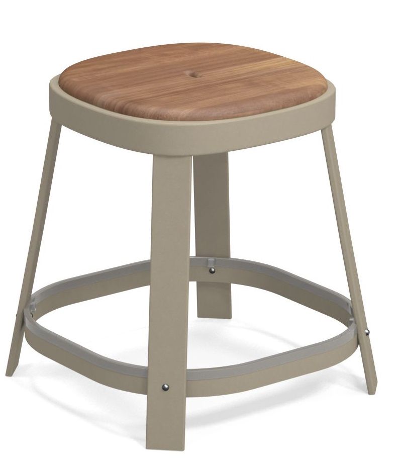 Thor Dining Stool: Niedriger Barhocker von Emu für den Außenbereich mit Holz-Sitzfläche und Metallgestell.