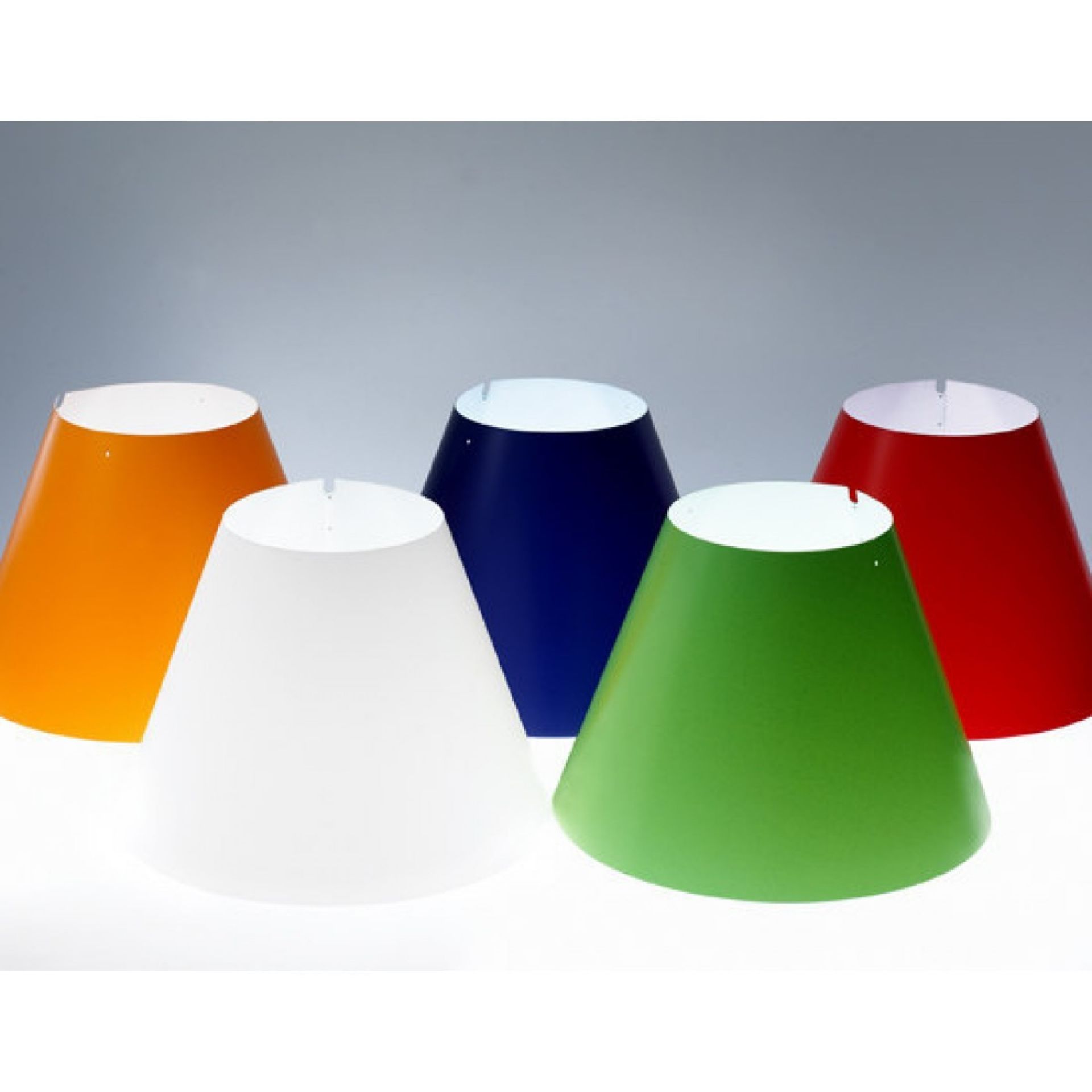 Fünf farbige D13 Costanza Lampenschirme von Luceplan in Orange, Weiß, Blau, Grün und Rot.
