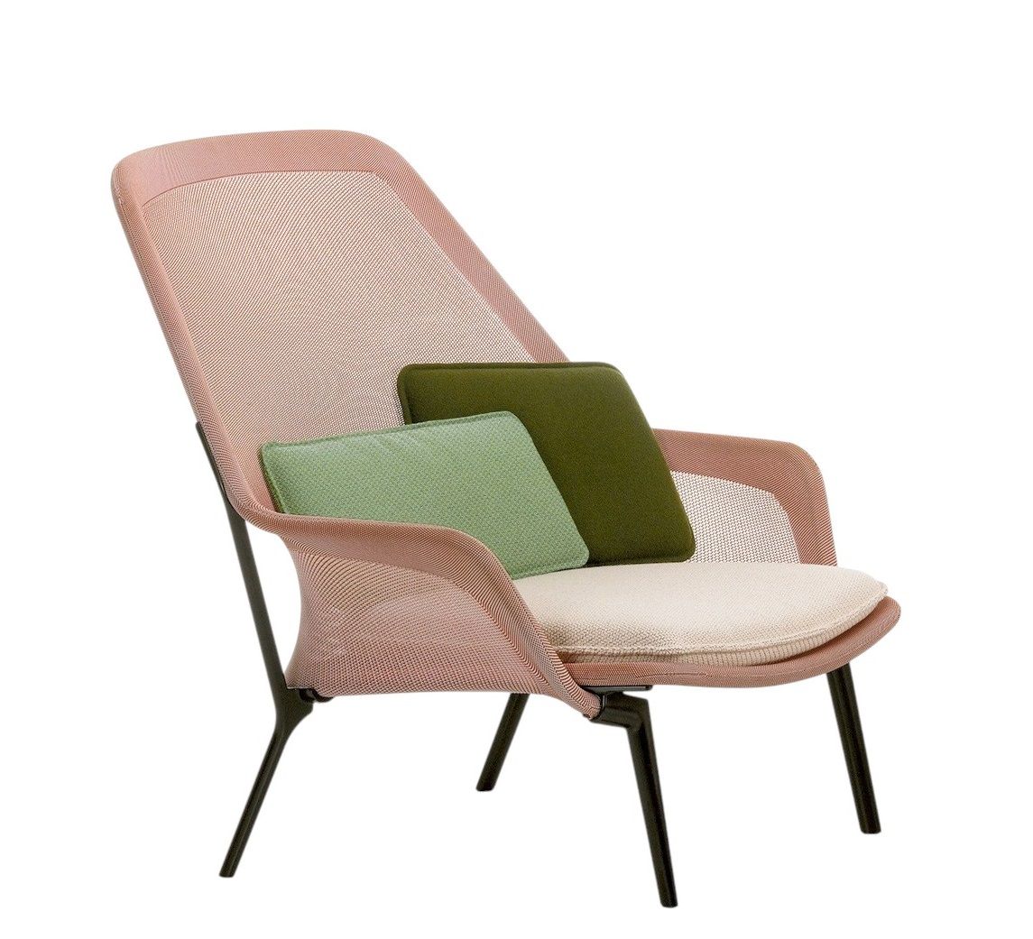 Vitra Slow Chair Sessel in Rosa mit grünen Kissen und schwarzem Gestell, seitliche Ansicht.
