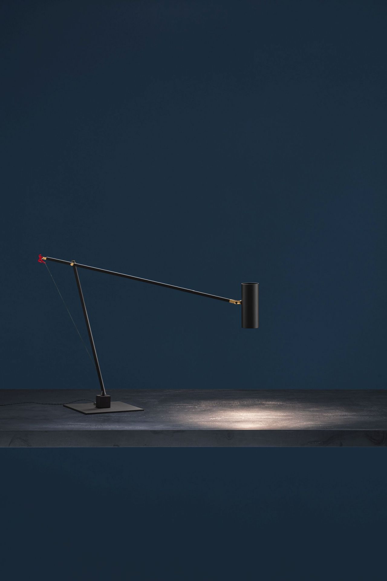 Schwarze Ettorino Tischleuchte von Catellani & Smith, moderne Schreibtischlampe mit indirektem Licht.