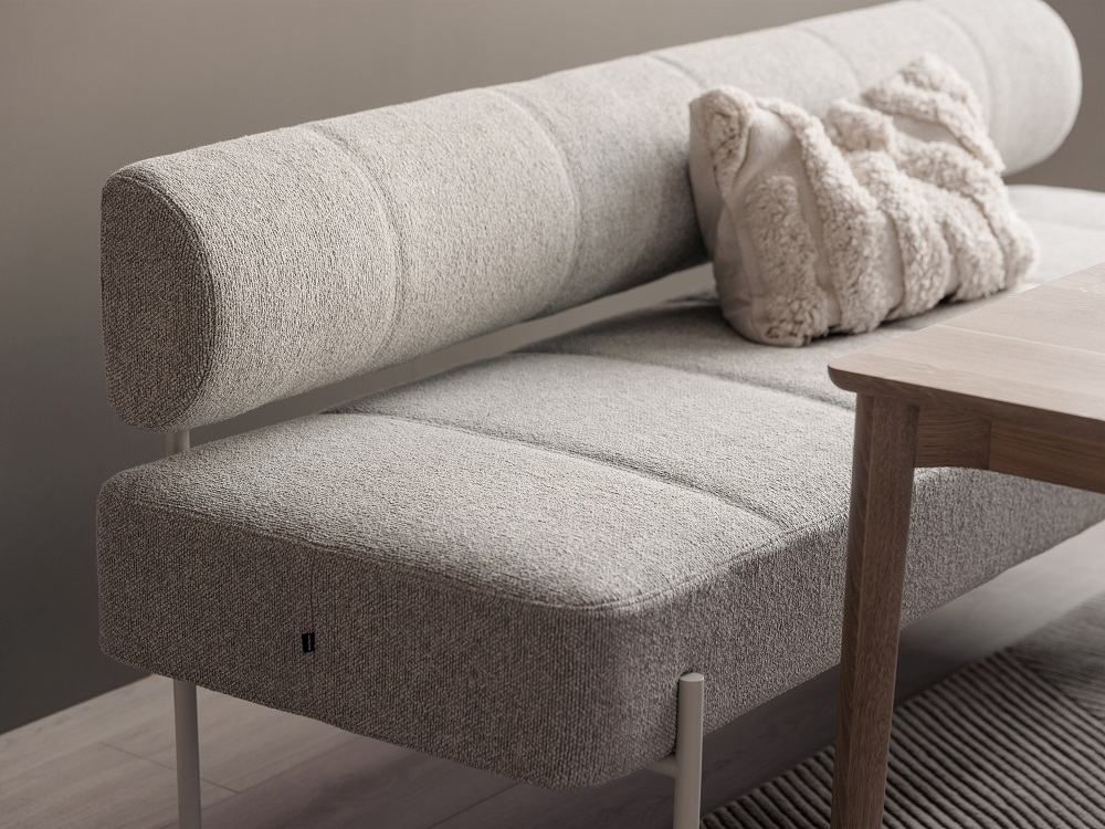 Graues Daybe Esszimmersofa mit Rückenlehne und Kissen, modernes Design für Essbereich.