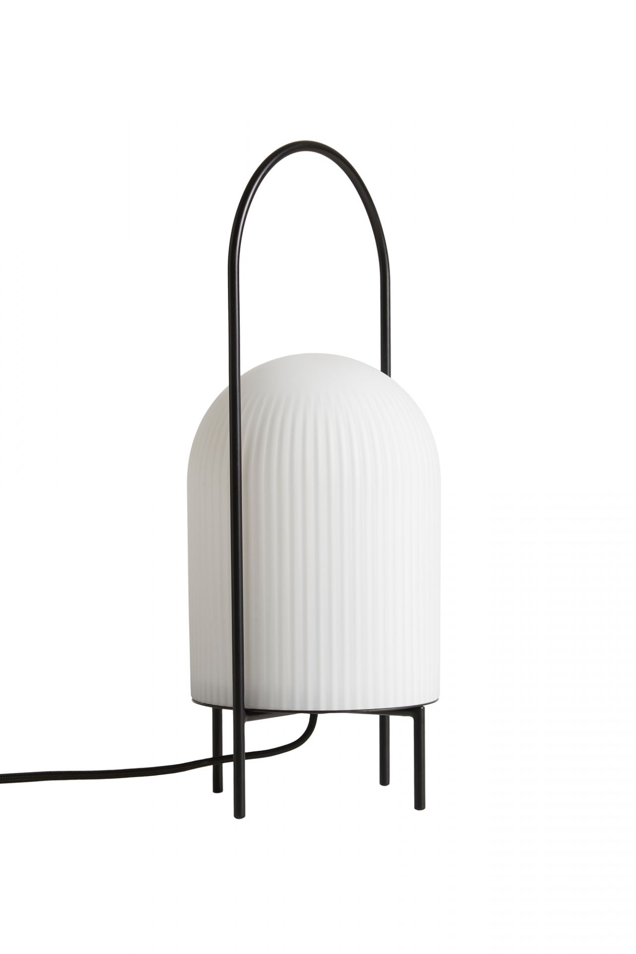 GHOST Tischleuchte von Woud: Weiße, gerippte Lampe mit schwarzem Metallgestell für Wohnzimmer und Schlafzimmer.
