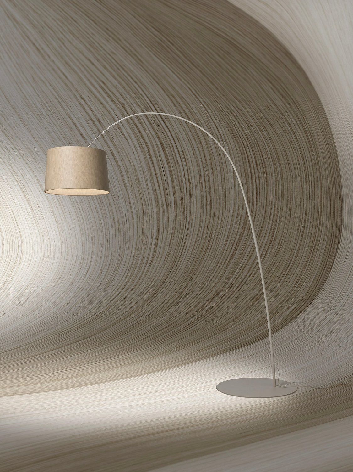 Twiggy Elle Wood Stehleuchte von Foscarini in Grau mit Stoffschirm und Bogen.