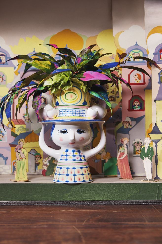 Keramik Blumenvase "Lady with Hat" von Bjorn Wiinblad, dekorative Design Vase mit Frauengesicht und Pflanzen.