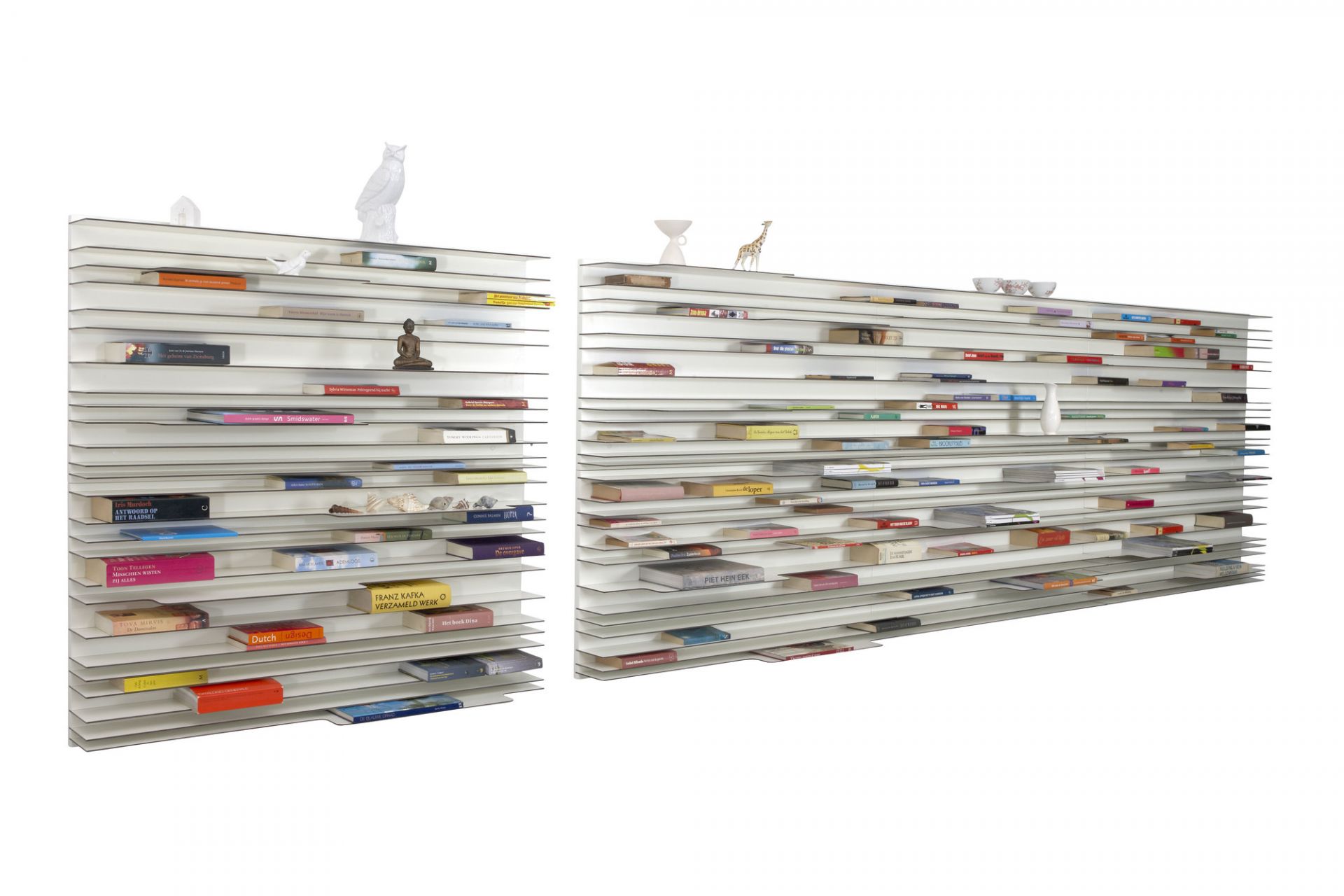 Modernes, weißes Paperback Bücherregal Spectrum mit horizontalen Regalböden und vielen Büchern.