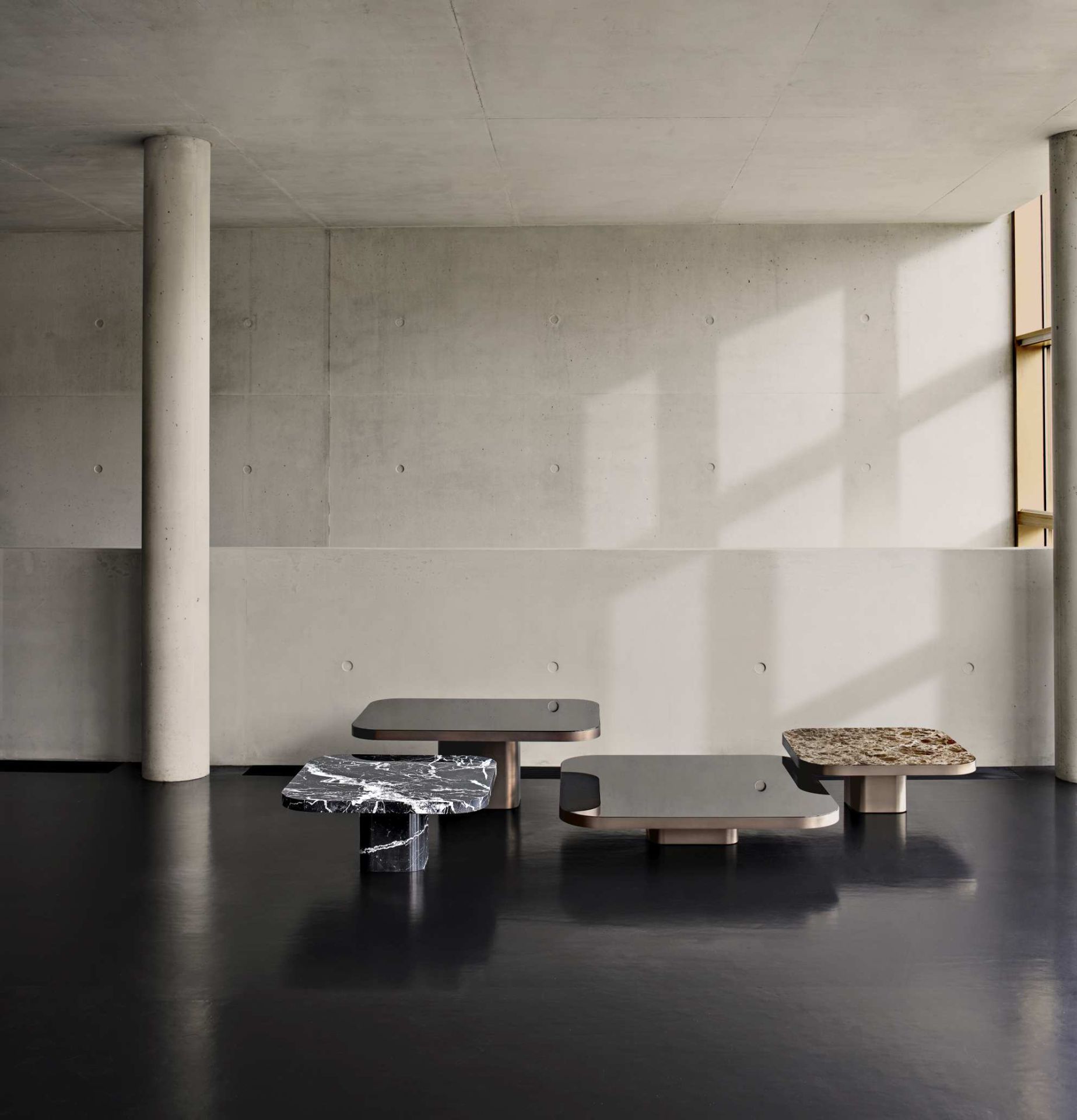 ClassiCon Bow Coffee Table No. 4 in verschiedenen Ausführungen, Marmor, Holz und Metall Couchtische.
