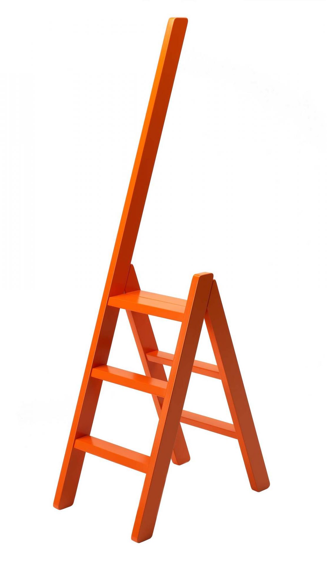 Orangefarbene Hindevadgaard Trittleiter mit drei Stufen, ideal für den Haushalt und leicht verstaubar.